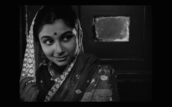 apur sansar - carriage scene 1